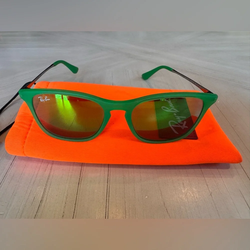 RAY-BAN KIDS Unisex Green Mirrored Lens Rubber Frame Sunglasses – (Retired)